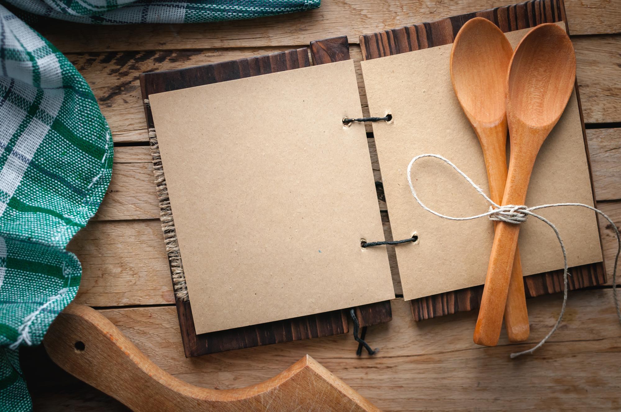 Dettaglio manoscritto ricetta e strumenti da cucina