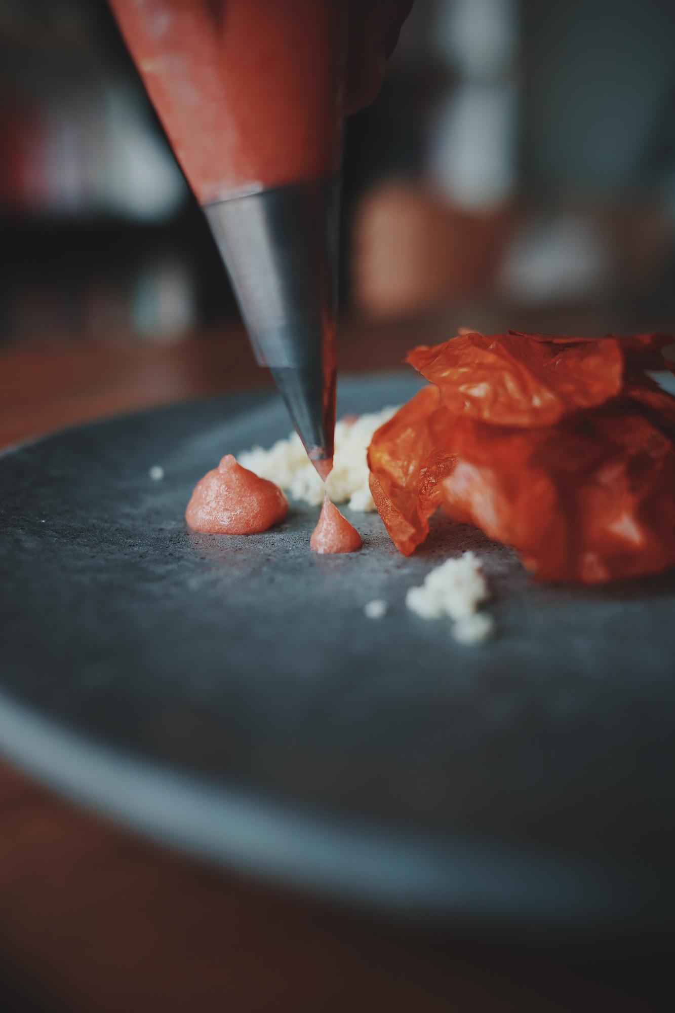 Dettaglio di impiattamento con salsa