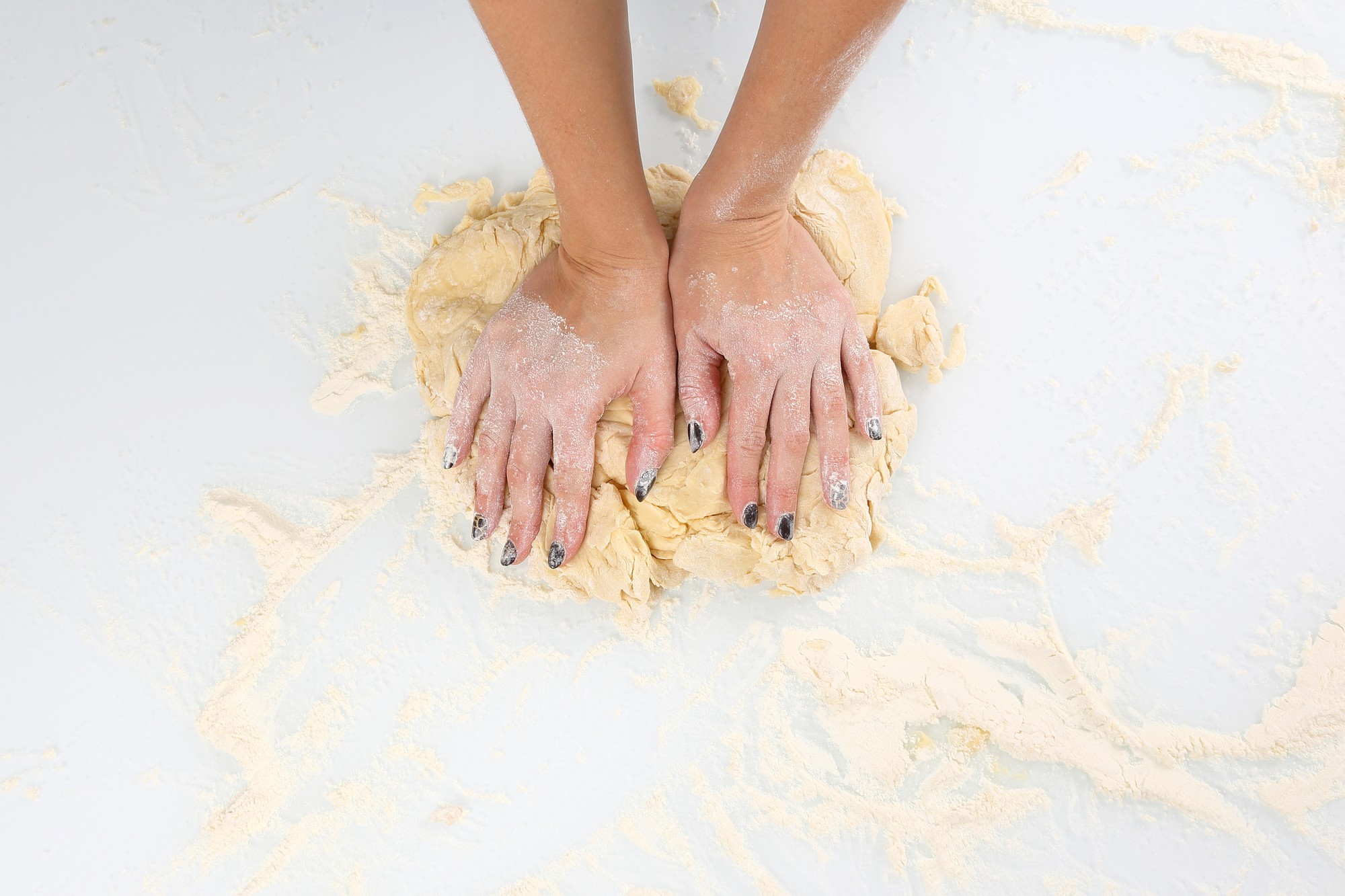 Mani che lavorano la pasta